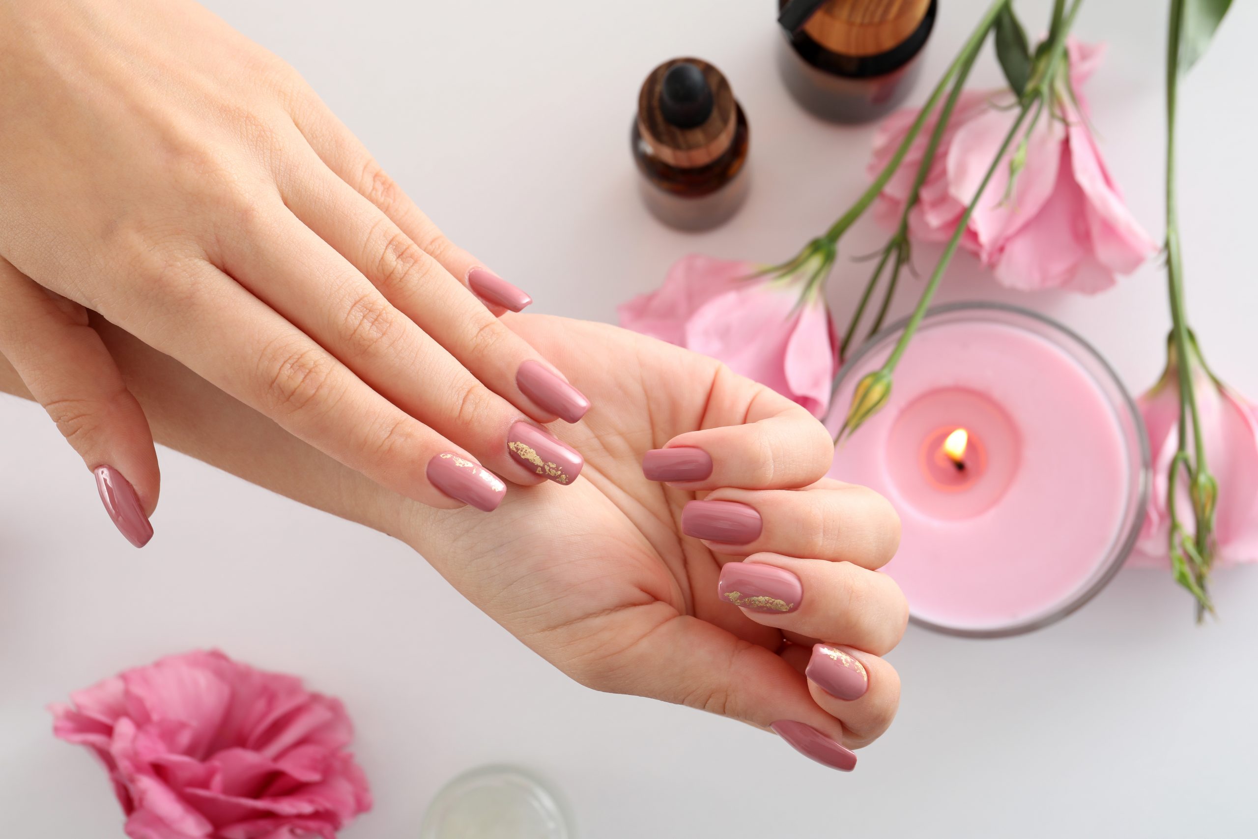 5 Tema Gel Nail Art Simple Untuk Para Pekerja