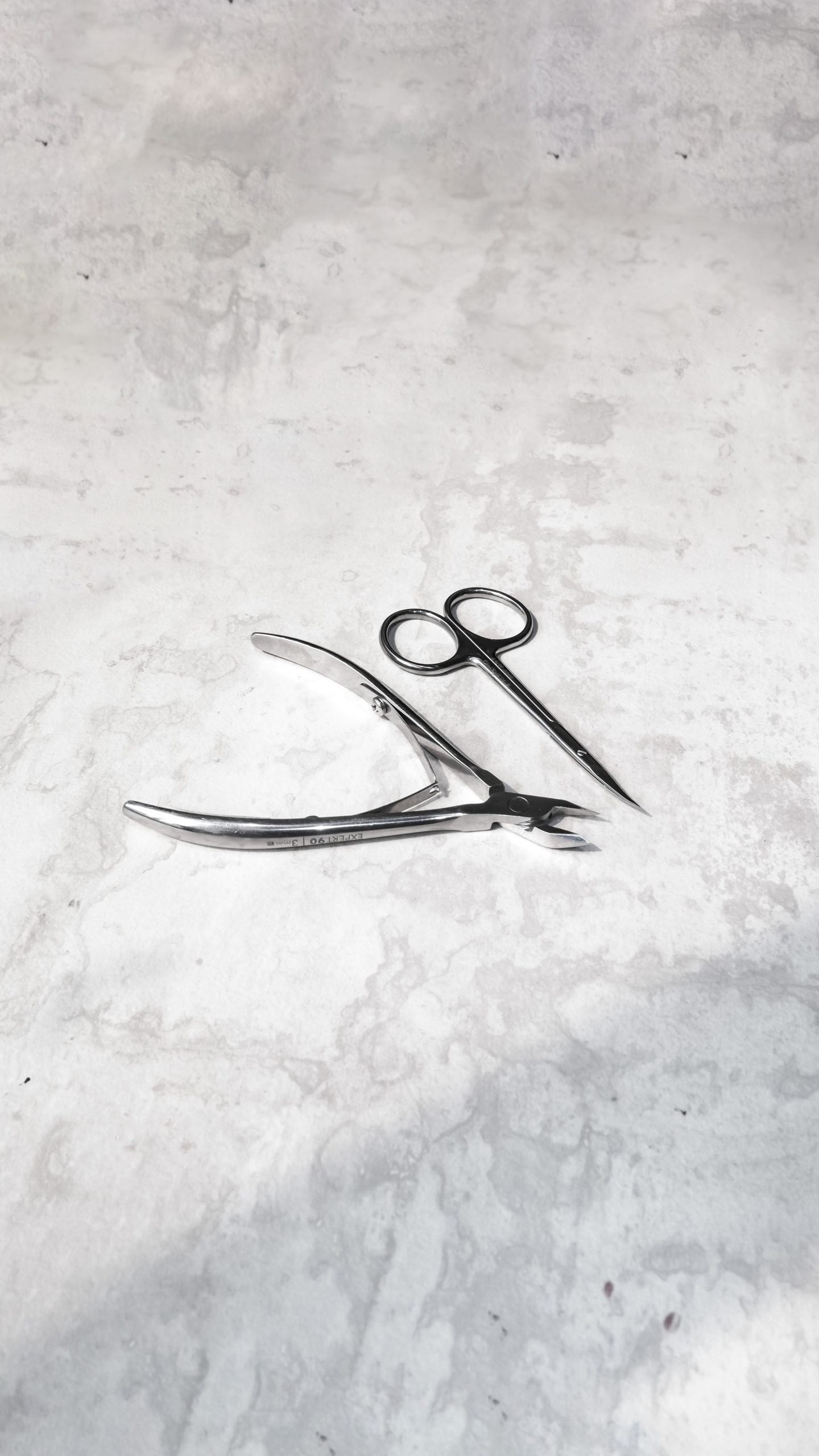 Memiliki Fungsi Sama, Mana Yang Lebih Baik Antara Cuticle Scissors vs Cuticle Nippers??